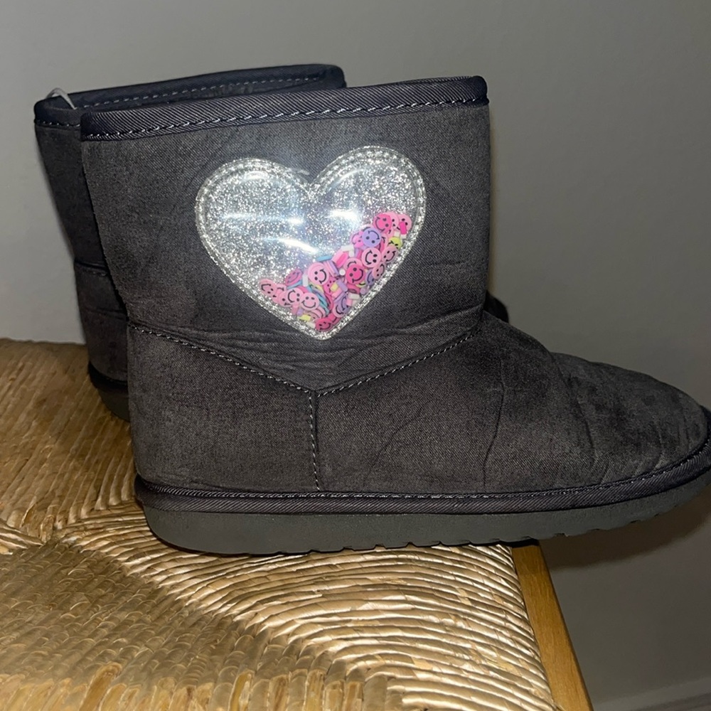 Cute little girl boots with smiley faces and glitter on the side. Gently worn.